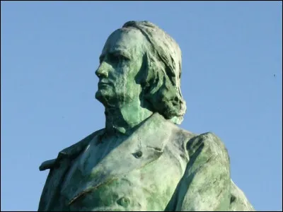 Sur la statue rendant hommage à Alfred de Vigny, Alfred est représenté :