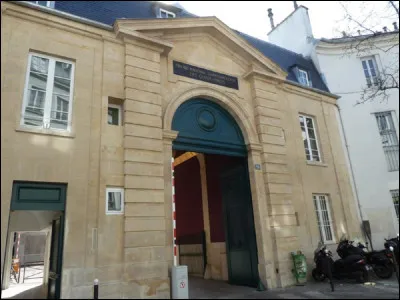 Dans quel domaine le centre hospitalier des ''Quinze-Vingts'' est-il spécialisé ?