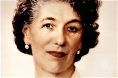 Qui est l'auteure de la série de romans d'aventures pour enfants et jeunes adolescents ''Le Club des cinq'' ?