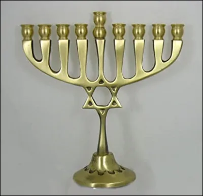 Quel est le nom du chandelier à neuf branches utilisé par les Juifs ?