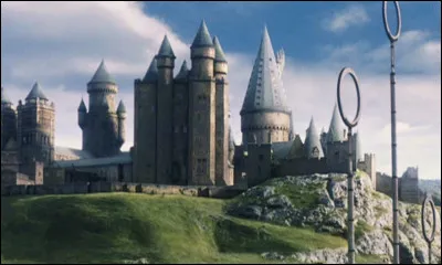 Ta premi&egrave;re journ&eacute;e est termin&eacute;e. Tu retrouves ton ami(e) pour lui raconter ta journ&eacute;e. Tu lui parles de ton cours pr&eacute;f&eacute;r&eacute;, le tien &eacute;tant...