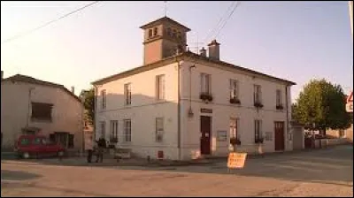 Nous terminons notre balade en Meurthe-et-Moselle, à Velaine-en-Haye. Ancienne commune, qui a fusionné en 2019 avec Sexey-les-Bois pour former la commune de Bois-de-Haye, se situe dans l'ancienne région ...