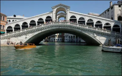 Dans quelle ville italienne peut-on voir le pont du Rialto ?