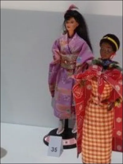 Tu es accueilli par une poupée (n°35 sur la photo) portant la tenue traditionnelle du pays d'Asie où tu te trouves. De quel pays s'agit-il ?
