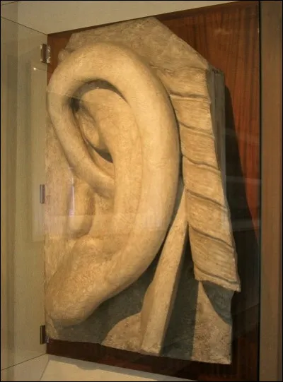 Le personnage précédent a prononcé ces paroles : « L'Amérique va célébrer prochainement le centième anniversaire de son indépendance. Nous pensons que c'est une occasion solennelle d'associer la France et l'Amérique dans une commune manifestation, il s'agit d'élever un monument exceptionnel ». De quel monument, dont tu peux voir un détail sur la photo, s'agit-il ?