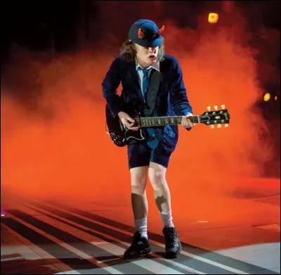 Angus est tout aussi célèbre pour ses solos de guitare accompagnés de son fameux "Duckwalk" que pour son uniforme d'écolier mais aux débuts du groupe il a arboré différents costumes.
Lequel de ces déguisements ne fut PAS porté par monsieur Young ?