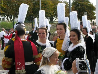 Quelle coiffe de cérémonie devenue symbole de la Bretagne, tient son nom d'une région historique bretonne ?