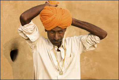 Originaire d'Asie, quelle immense écharpe nouée autour de la tête est indissociable des bédouins arabes ?