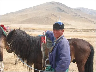 Quel chapeau en forme de petit dôme surmonté d'une pointe, est typique de la Mongolie, et traditionnellement porté par les guerriers ?