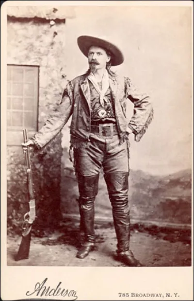 Quel type de chapeau de cow-boy, souvent en feutre, dont les bords typiquement larges servent à protéger du soleil les yeux de celui qui le porte, a été popularisé par Buffalo Bill ?
