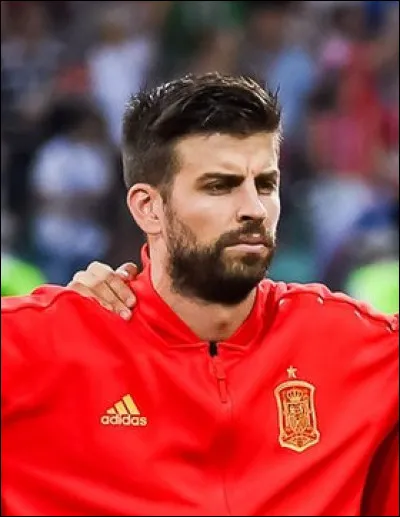 J'ai chanté "Waka Waka" ou bien "Loca", je suis en couple avec le défenseur central du FC Barcelone Gerard Piqué. Qui suis-je ?