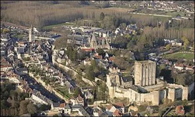 Petite ville de 6 000 habitants du département d'Indre-et-Loire, traversée par l'Indre, dominée par son château :