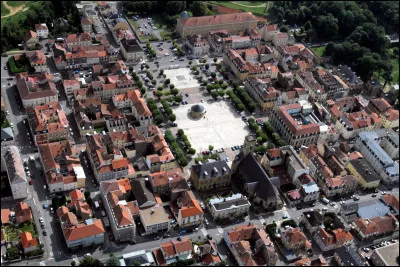 Ville de 15 000 habitants du département de Meurthe-et-Moselle, fortifiée par Vauban, ancien grand centre sidérurgique :