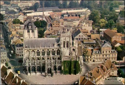 Ville de 19 000 habitants du département de l'Eure, traversée par la rivière peu avant son confluent avec la Seine :