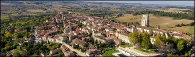 Petite ville de 3 600 habitants du département du Gers, située en Lomagne sur un éperon calcaire dominant la vallée du Gers :