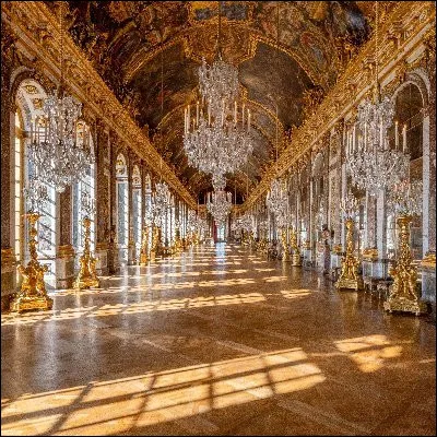 Le château de Versailles s'étale sur...