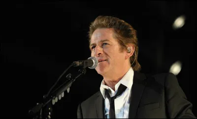 Complétez les paroles de la chanson "Les Dingues et les paumés" d'Hubert-Félix Thiéfaine : 
"Les dingues et les paumés se ... sous la pluie
Et se font boire le sang de leurs visions perdues
Et dans leurs yeux-mescal masquant leur nostalgie
Ils voient se dérouler la fin d'une inconnue".