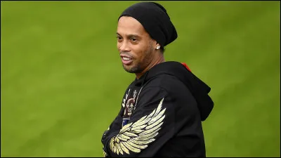 Dans quel pays n'a jamais joué Ronaldinho durant sa carrière de footballeur ?