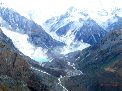 Sa superficie totale est égale à environ :