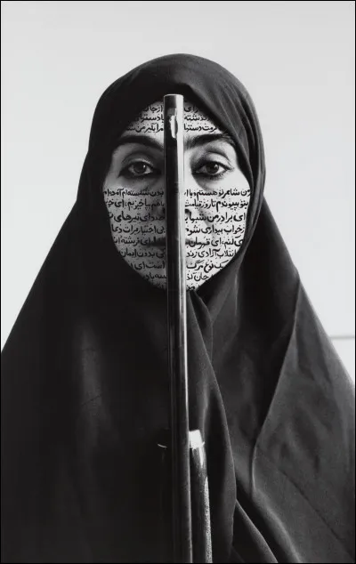 Traitant généralement des problématiques socio-politiques liées aux femmes dans les sociétés islamiques, j'ai réussi à faire reconnaître mon art en 1999 en remportant le Lion d'or de la 18e biennale de Venise avec des uvres telles que "Rupture" et "Turbulent". 
Iranienne de naissance, mon art à tout de même su comment conquérir le globe, en jonglant entre photographies et vidéos.
Qui suis-je ?
