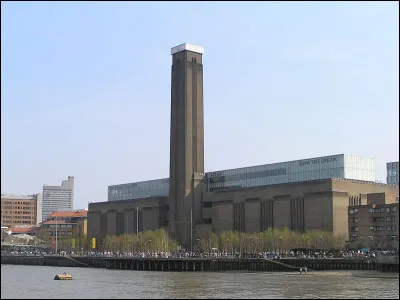 Où se trouve le "Tate modern", musée d'art moderne et contemporain inauguré en l'an 2000 qui abrite une collection d'uvres d'art en provenance de la "Tate Gallery" ?