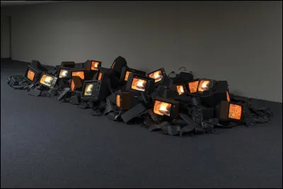 Je suis un artiste sud-coréen. À la fin des années 50, j'ai rejoint le groupe Fluxus. Aujourd'hui, je suis encore considéré comme le premier artiste "vidéaste". Qui suis-je ?