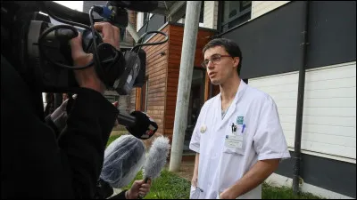 Les français ont pris pour habitude de remercier le personnel soignant en les applaudissant à leur fenêtre à 20 heures :