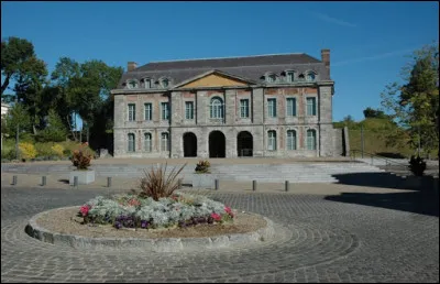 Quelle ville n'est pas citée dans la chanson "Clair de Lune à Maubeuge" interprétée par Bourvil ?