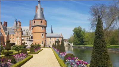 Quelle commune d'Eure-et-Loir, qui abrite un château célèbre, est surnommée "Capitale de la lumière et du parfum" ?