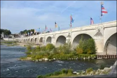 Dans quelle ville, le pont Wilson enjambe-t-il la Loire ?