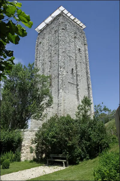 Ville de 6 700 habitants du département de la Vienne, au patrimoine historique avec ses remparts et sa grande tour carrée :
