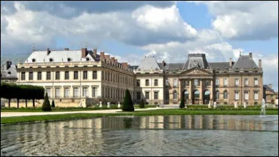 Ville de 18 000 habitants du département de Meurthe-et-Moselle, située au confluent de la Meurthe et de la Vezouze, connue pour son château :