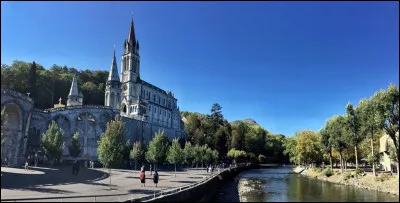 Ville de 13 000 habitants des Hautes-Pyrénées, traversée par le gave de Pau, grand centre de pèlerinage avec 6 millions de visiteurs chaque année :
