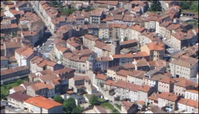 Petite ville de 3 000 habitants du département de la Lozère, située entre la Margeride et le Velay, à près de 1000 mètres d'altitude :
