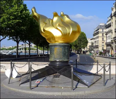 "La Flamme de la Liberté", réplique exacte de celle de la statue de la Liberté, est située à Paris :