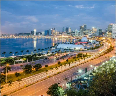 Le nombre d'habitants de l'Angola est d'environ :