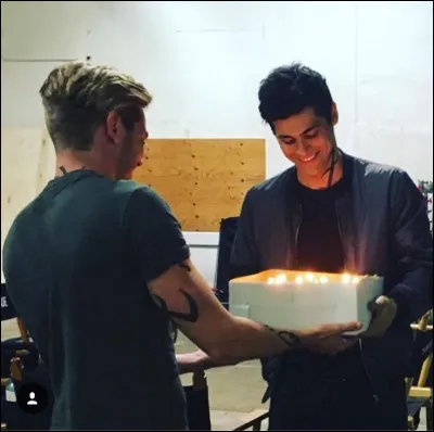 C'est l'anniversaire d'Alec et il d&eacute;teste les surprises... Que faites-vous ?