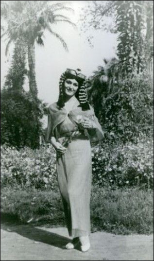 Janvier 1954 > Devenue "Miss Egypte" en défilant à/au...[nom du lieu ?], elle ne sera pourtant absente au concours "Miss Monde" : Pourquoi ?