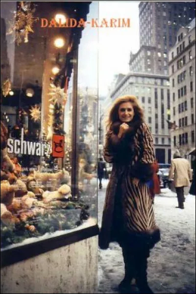 Après 2 concerts au/à ...., « Elle est une ... qui aurait fréquenté l'École Berlitz. De toutes les chanteuses internationales [...]qui se sont produites jusqu'ici à ... , elle est de loin la meilleure. » Dans quelle langue a-t-elle chanté notamment ?