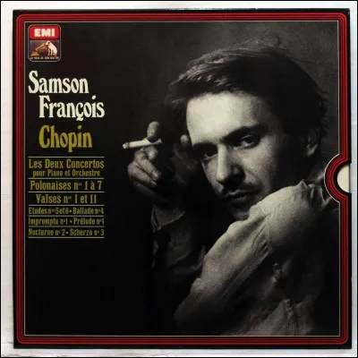 En cette fin d'année 1954 [quel date ?], elle débarque à Paris. Elle déménage près des Champs-Élysées avec pour voisin(e) une future célébrité [qui donc ?]. Quel est son pseudonyme, jusque là ?