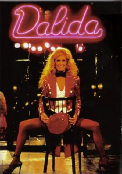 1980 > Elle est la 1e femme à s'attaquer à ce lieu [lequel ?] et donne [combien ?] shows géants de 4 000 personnes : "Laissez-moi danser", écrite par [qui ?] est alors l'un de ses tubes !