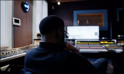 Quel producteur et ingénieur son a travaillé à la fois avec PNL et Damso ?