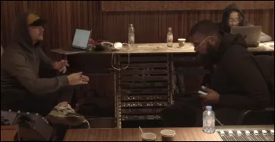 Avec quel artiste Damso annonce-t-il le report de "QALF" ?