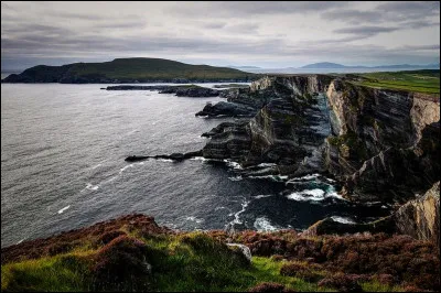 Comment s'appellent les habitants du pays où se trouvent ces falaises ?