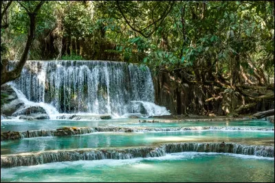 Dans quel pays peut-on se baigner dans l'eau de ces cascades ?