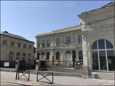 Quel est cet endroit situ&eacute; face &agrave; l'&eacute;glise de Denain ?