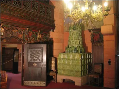 Le logis seigneurial bénéficie de la lumière et de la chaleur du soleil grâce à l'oriel (vue à la question 5). Une autre source de chaleur est proposée sur la photo. De quoi s'agit-il ?