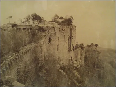 Le château a été détruit au cours de la guerre de Trente Ans. En quelle année ?