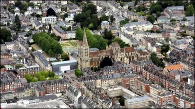 Ville de 20 000 habitants du département du Calvados, située dans la vallée de la Touques, capitale du pays d'Auge :