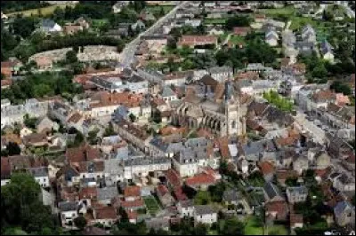 Petite ville de 3 000 habitants du département du Loiret, située dans le Gâtinais, connue pour la charte promulguée en 1134 par le roi Louis VI, qui en fait la première commune libre de France :